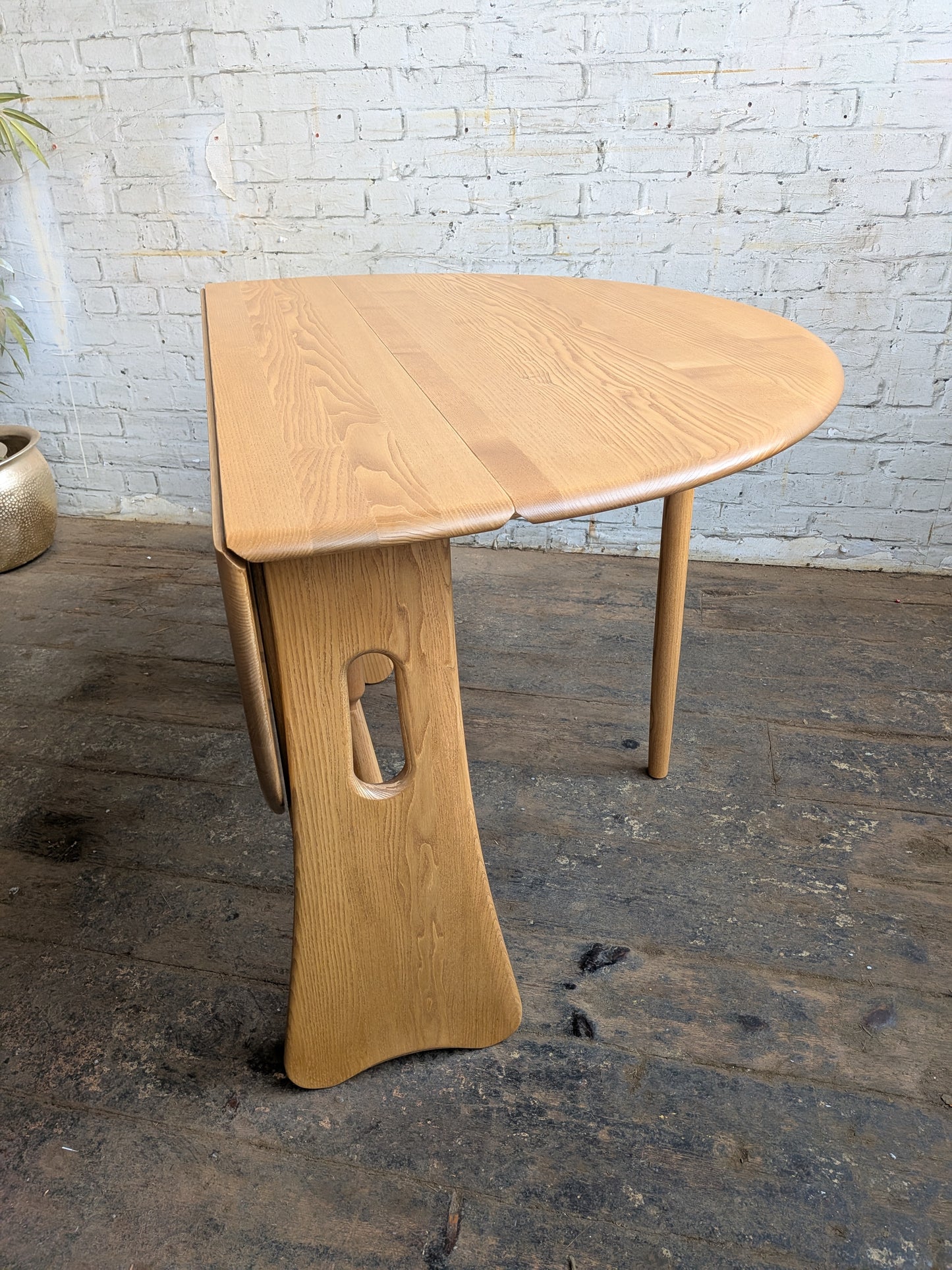 Unused Mint Ercol Windsor 1156 Drop Leaf Gateleg Kitchen Bistro Cafe Dining Table