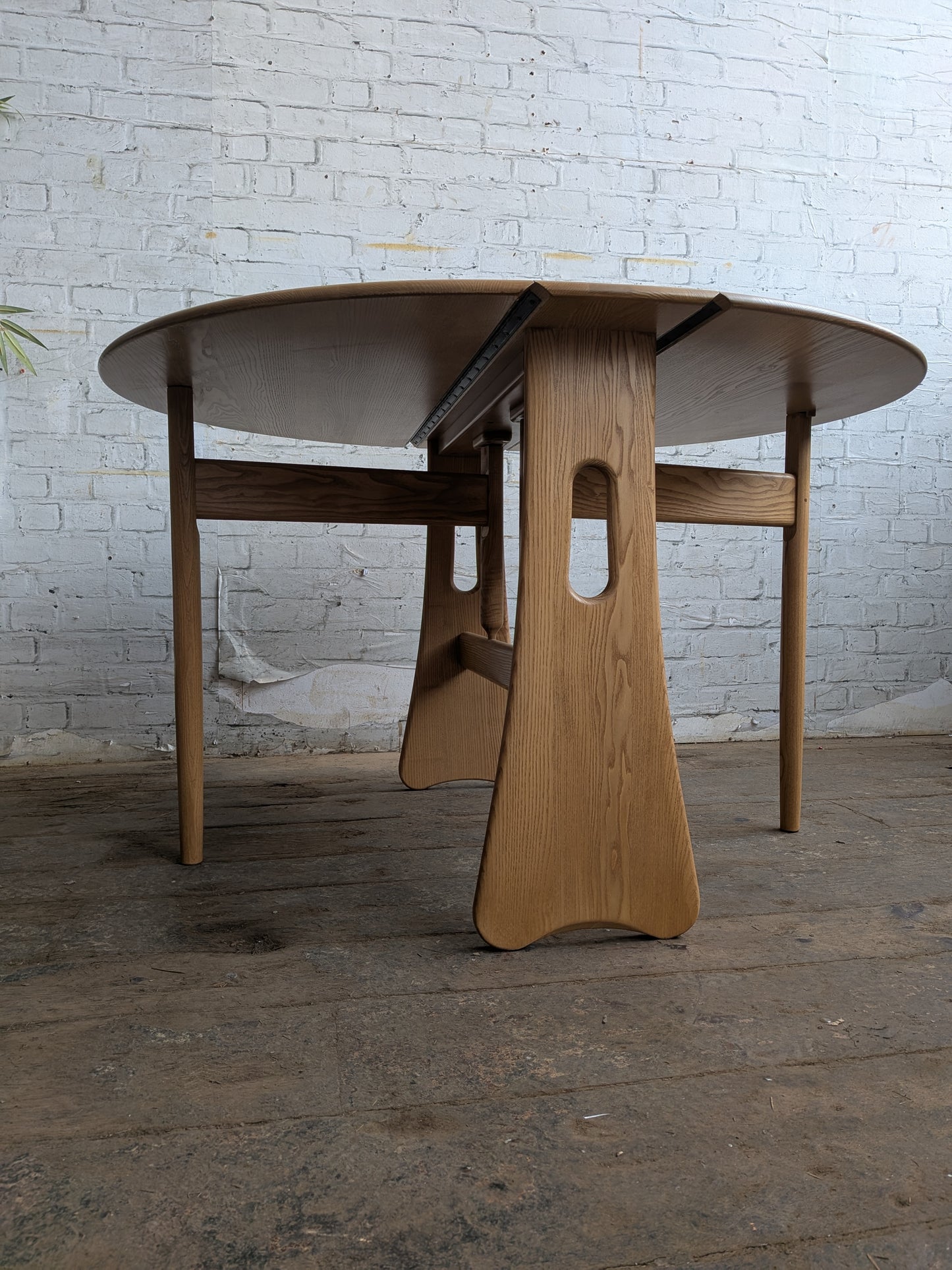 Unused Mint Ercol Windsor 1156 Drop Leaf Gateleg Kitchen Bistro Cafe Dining Table