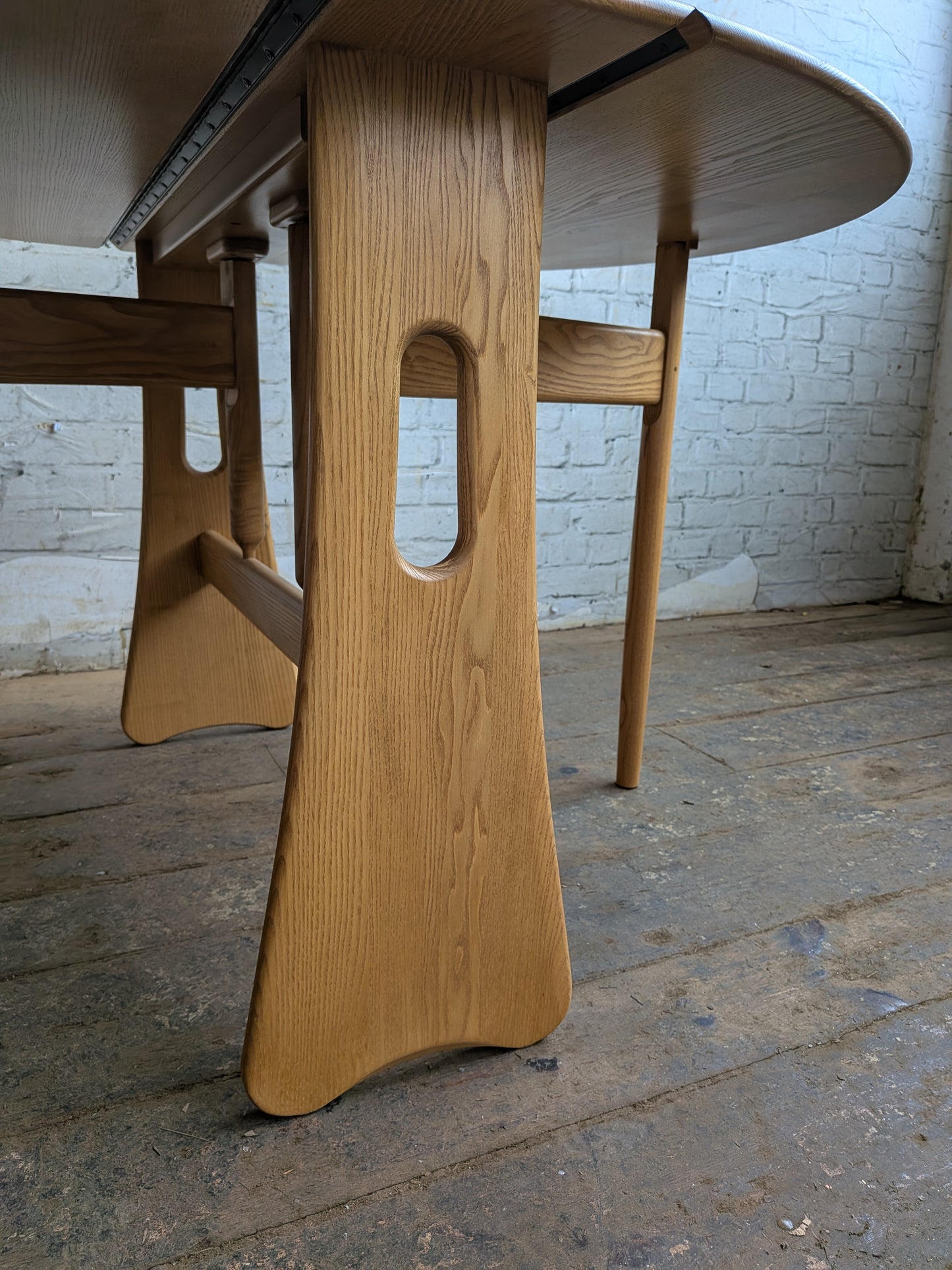 Unused Mint Ercol Windsor 1156 Drop Leaf Gateleg Kitchen Bistro Cafe Dining Table