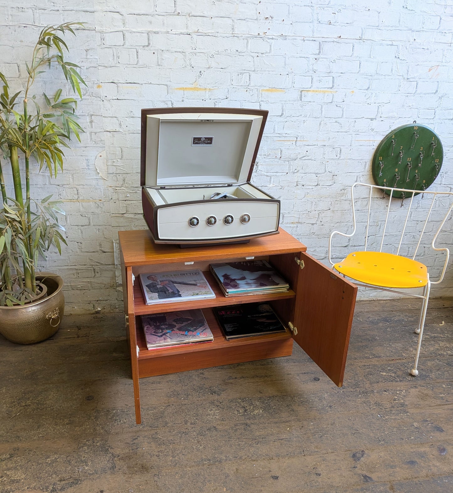 Vtg 60s 70s Retro Mid Century Modern Record Storage Media TV Cabinet Sideboard